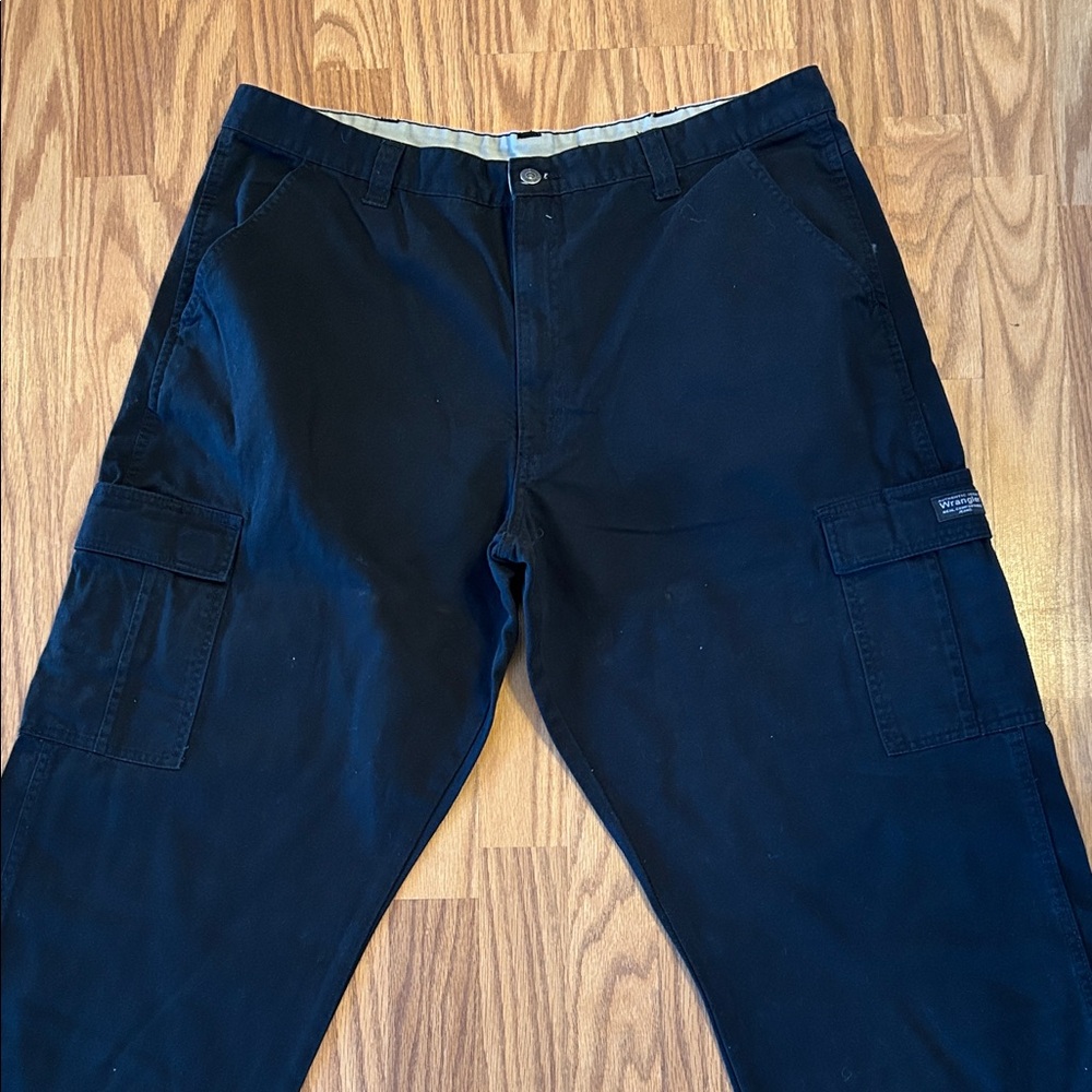 Men’s Wrangler black cargo jeans. W40 L30.